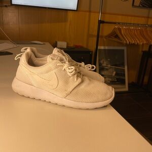 Nike Roshe Run Athletic Running Shoes 511882-111 Triple White Women Sz 8